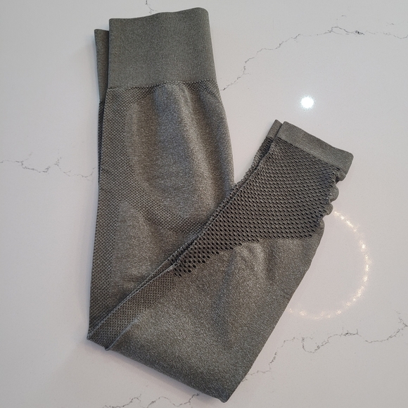 Yoga pants and bra set - size Medium - Picture 8 of 16